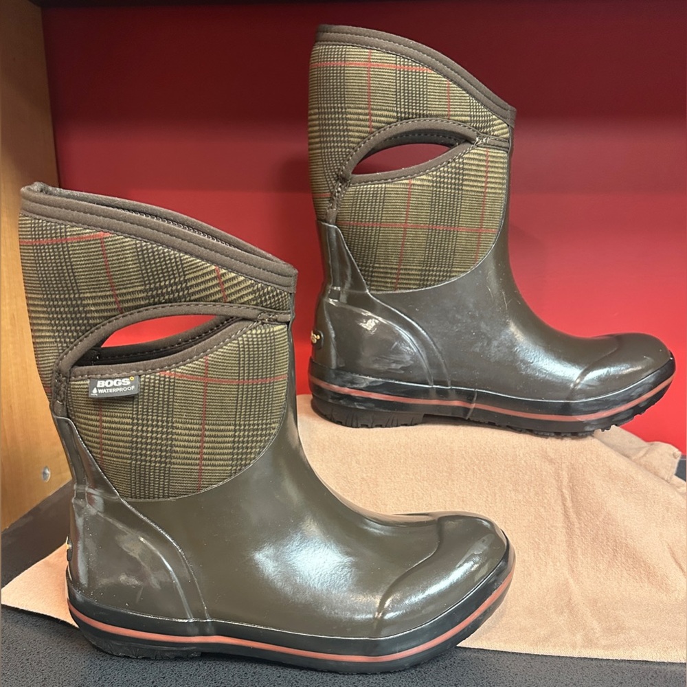 Bogs Brown & Plaid Waterproof Insulated Pull On Mid Height Boots Women’s Size 10